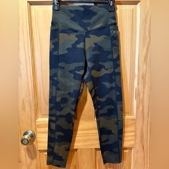 Victoria's Secret Pink ultimate camo leggings size Small - Picture 1 of 9